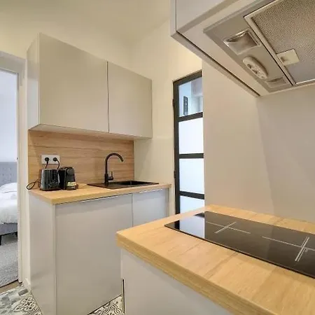 Loena Centre: Renovated 2-room Near Croisette