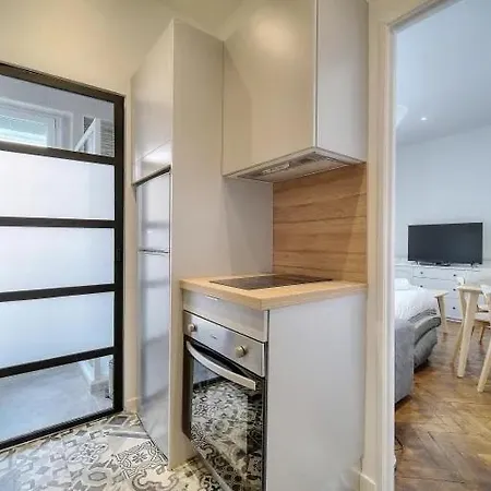 Loena Centre: Renovated 2-room Near Croisette