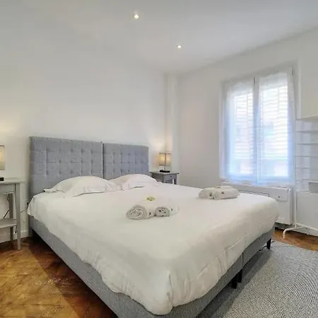 Loena Centre: Renovated 2-room Near Croisette Apartment