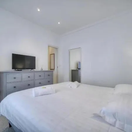 Loena Centre: Renovated 2-room Near Croisette *